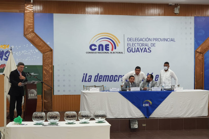 El sorteo público inició alrededor de las 10:00 y contó con la presencia de los delegados de las distintas organizaciones políticas.