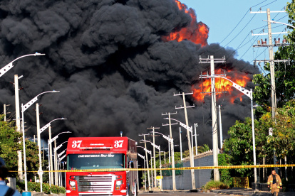 UN  incendio en un depósito de combustible en la zona industrial de Barranquilla (Colombia). Un incendio de grandes proporciones se produjo en la madrugada de este miércoles 21 de diciembre. EFE /