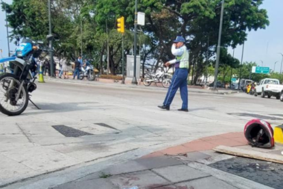 El casco de uno de los heridos quedó sobre el parterre de la vía.