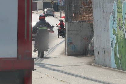 Los motociclistas no respetan el espacio público y nadie los controla.