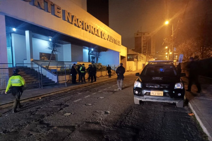 Varios equipos elite de la policía se desplazaron por los dos puntos que estaban bajo alerta.