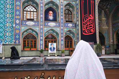 Una mujer reza en el santuario de Saleh del norte de Teherán, donde se recuerda a los mártires fallecidos por la República Islámica de Irán. EFE/Jaime León