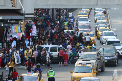 Guayaquil. En las calles del centro no hay donde poner un pie, se queja la ciudadanía que esta semana ha tenido problemas para tomar un bus o un taxi. “Por esta zona o la Orellana ya no quieren pasar”, alertan.