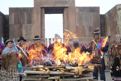 El presidente de Bolivia, Luis Arce (c), y el vicepresidente, David Choquehuanca (d), participan junto a sabios indígenas en una ceremonia del solsticio de verano en la ciudadela prehispánica de Tiahuanaco (Bolivia). /Javier Mamani