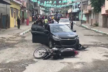 Esmeraldas. Al parecer, las personas que viajaban en el carro, habrían tratado de tumbar a sus atacantes.