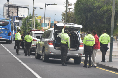 Ambato. Elementos policiales ejecutan uno de los tantos operativos de control en esta capital provincial.