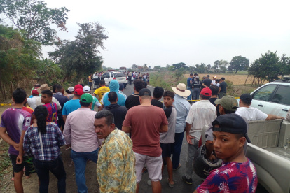 Investigación. La policía llega al lugar donde ocurrió el incidentes.