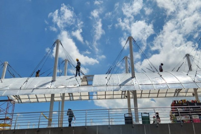 Refacciones. A más de 10 metros de altura se desmonta la estructura.