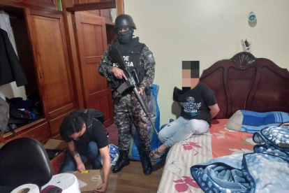 Acción.- La Policía Nacional detiene a una persona acusada de ciberdelito.