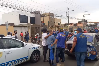 Ataque. Los partidarios de Pincay, en Portoviejo, quedaron conmocionados tras su intento de asesinato.