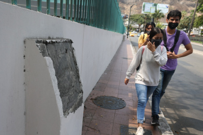 Así quedó el espacio donde estaba la placa que fue robada en la calle Las Monjas, en Urdesa.