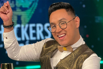 Para algunos puede ser acoso, para él simplemente es buscar la noticia y conseguir su objertivo.