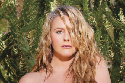 La actriz saltó a la fama en la década del 90 gracias a los videoclips de Aerosmith y al filme Clueless.