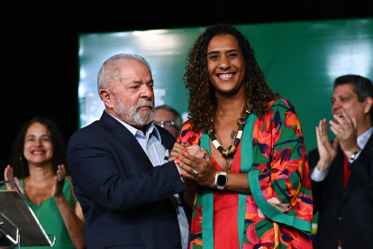 El presidente electo de Brasil, Luiz Inácio Lula da Silva, posa hoy con la designada ministra de Igualdad Racial, Anielle Franco, durante una conferencia de prensa sobre el informe final de la transición y para anunciar a 16 ministros de su futuro Gobierno, en Brasilia (Brasil). Lula anunció este jueves a 16 de sus próximos ministros e incluyó entre ellos, como titular de Industria y Comercio, al futuro vicepresidente, Geraldo Alckmin. Lula asumirá la Presidencia el próximo 1 de enero y ha anunciado que elevará a 37 el número de ministerios, frente a los 23 que tenía el Gobierno del ultraderechista Jair Bolsonaro. EFE/André Borges