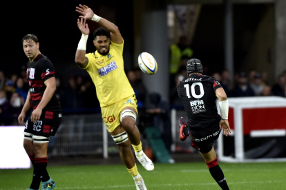 El rugby tiene muchos seguidores en Francia. En este problema intervino también el Estado.


Lyon"s French fly-half Jonathan Wisniewski kicks a drop during the French Union Rugby match ASM Clermont vs LOU Rugby at the Michelin stadium in Clermont-Ferrand, central France, on October 20, 2019. / AFP / THIERRY ZOCCOLAN RUGBYU-FRA-TOP14-CLERMONT-LYON |