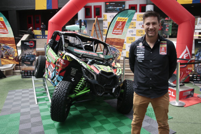 Sebastian Guayasamín presentó el auto con el cual participará en el Dakar.