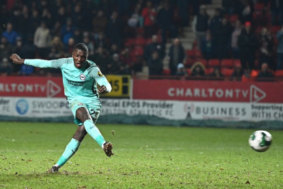 Moisés Caicedo, volante ecuatoriano del Brighton, erró su lanzamiento desde el punto penal.