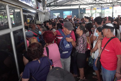 1. Al bajarse de la unidad.  

Las personas tratan de no perder de vista sus pertenencias colocándolas en la parte de al frente. Gran parte del día, las paradas se encuentran repletas de usuarios que buscan un bus.