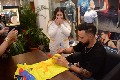 . La alegría por tener cerca al guardameta nacionalizado Hernán Galíndez y obtener un recuerdo de él generó sensaciones de emoción en varias fanáticas.