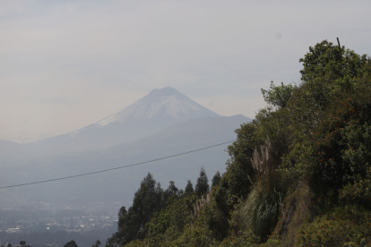 Volcan Cotopaxi emana ceniza y cae en la capital  Quito 20 de Diciembre de 2022 Agencia(ag-extra ag-expreso-ag-quito) Gustavo Guaman
