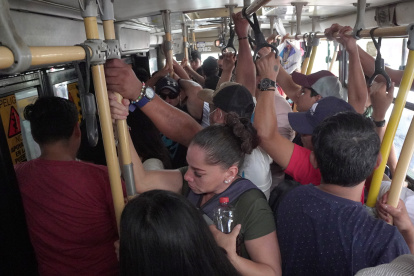 Las personas van dándose apretujones en el interior del bus