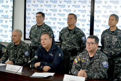 Juan Zapata, Ministro del Interior (centro), durante una rueda de prensa anterior, junto a autoridades de la Policía.