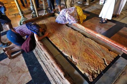 Icono. El interior de la Iglesia del Santo  Sepulcro de Jerusalén, uno de los lugares sagrados del cristianismo.