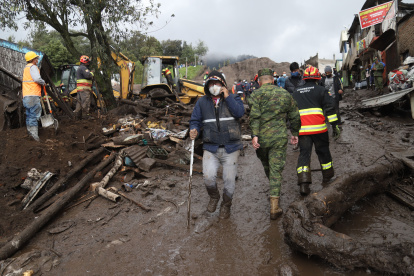 Moradores y militares unieron fuerzas para ayudar en el aseo del sector.