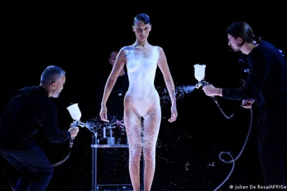 vestido "spray" de Bella Hadid