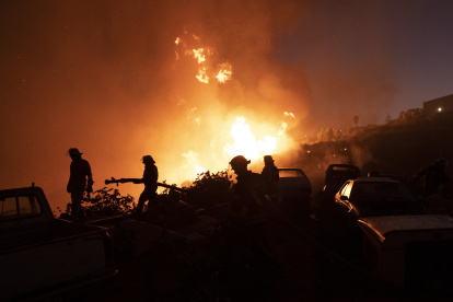 Bomberos trabajan en contener un incendio hoy, en el cerro Forestal de Viña del Mar (Chile). EFE/ Adriana Thomas
