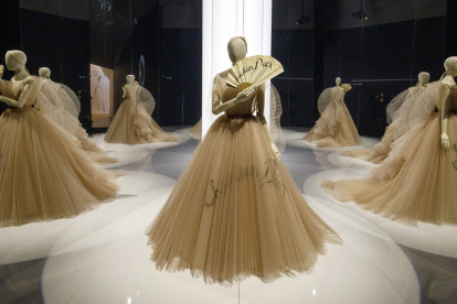 Eventail de vos Hazards dresses by Maria Grazia Chiuri are on show at "Christian Dior: Designer of Dreams" exhibition at the Victoria and Albert museum in London on January 30, 2019. (Photo by Tolga Akmen / various sources / AFP) ag-expresiones