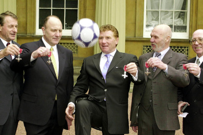 George Cohen, segundo por la izquierda, junto a sus compañeros campeones del mundo en 1966 Roger Hunt, Alan Ball, Ray Wilson y Nobby Stiles, el día que fueron nombrados Miembros de la Orden del Imperio Británico, el 7 de marzo de 2000.