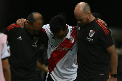 Matías Kranevitter, volante de River, deja el campo de juego tras su dolencia.