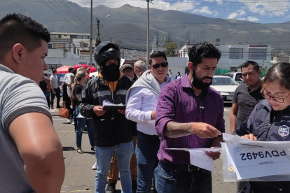 Ni el fuerte sol persuadió a los ciudadanos de no hacer la fila para obtener las placas de metal.