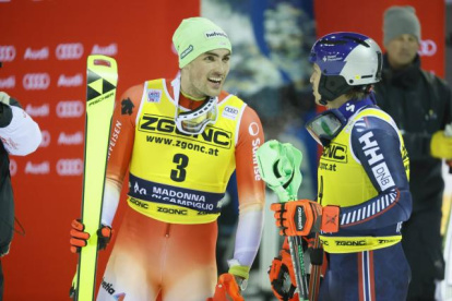 Daniel Yules (i) se muestra feliz tras lograr su victoria en la nieve italiana.