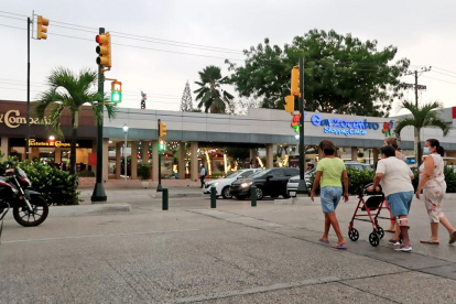 Sauces. Las personas ya logran cruzar la avenida Agustín Freire por los semáforos colocados.