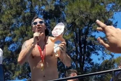 Emiliano Martínez destejó con un muñeco que tenía el rostro de Mbappé