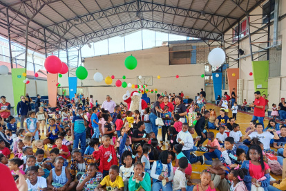 Algarabía. El grupo Regalando Sonrisas este año festejó la Navidad con 480 niños de varios barrios de la Isla Trinitaria, sur porteño.
