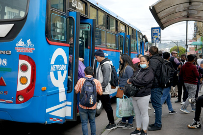 Los robos también se producen cuando las personas luchan por subir a los buses.