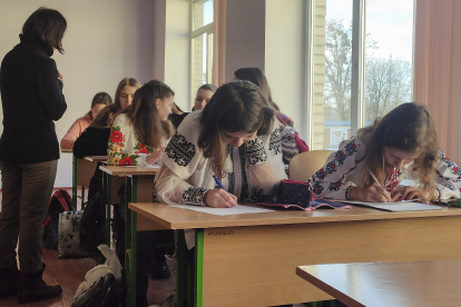 Uno de los semestres escolares más difíciles de la historia de Ucrania termina con el inicio de las vacaciones de Navidad y después de que profesores y alumnos hayan desafiado durante meses el peligro, el estrés y los apagones provocados por la guerra. EFE/ Rotyslav Averchuk