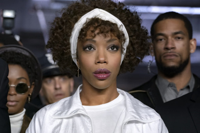 La actriz británica Naomi Ackie en su papel de Whitney Houston.
