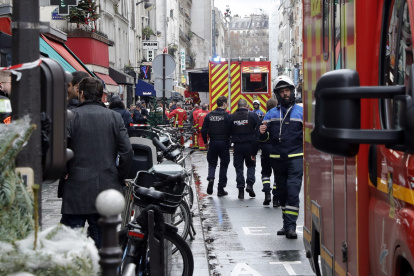 Efectivos de la policía y los servicios de emergencia en el lugar del tiroteo ocurrido en París. EFE/EPA/TERESA SUAREZ