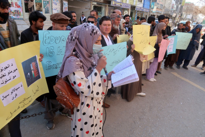 Quetta (Pakistan), 24/12/2022.- Afghan refugees in Pakistan hold placards during a protest as they demand the Taliban government to allow education for girls, in Quetta, the provincial capital of Balochistan province, Pakistan, 24 December 2022. The ruling Taliban has banned women from attending university in Afghanistan, according to an order issued on 20 December 2022. After regaining power, the Taliban initially insisted that women"Äôs rights would not be hindered, before barring girls over the age of 12 from attending school earlier this year. (Protestas, Afganistán) EFE/EPA/FAYYAZ AHMAD