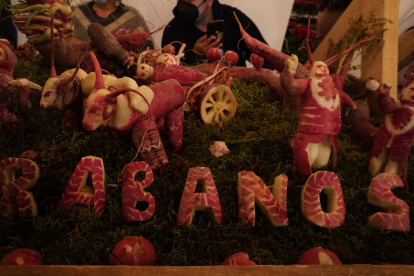 MEX3000.OAXACA (MÉXICO),23/12/2022.- Vista hoy de figuras elaboradas con rábanos por artesanos oaxaqueños, durante la Noche de los Rábanos en Oaxaca (México). Después de dos años de suspensión por la pandemia de covid-19, este 23 de diciembre, en las vísperas de la Navidad, volvió a presentarse la tradicional Noche de Rábanos en su edición 125, en el zócalo de la ciudad de Oaxaca, donde más de 50 hortelanos crearon desde su imaginación cientos de figuras a partir de estas verduras de color rojo intenso y blanco. EFE/Daniel Ricardez