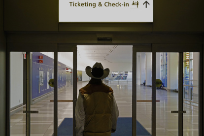 -FOTODELDÍA- Nueva York (Estados Unidos), 23/12/2022.- Un turista entra en el aeropuerto de LaGuardia en Nueva York, Estados Unidos, 23 December 2022. Más de la mitad de la población de los EE. UU. está bajo alertas de tormentas invernales y vientos helados. Una gran tormenta azota varias partes del país y se han cancelado más de 4100 vuelos en los Estados Unidos. EFE/EPA/Peter Foley