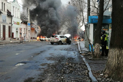 Kherson (Ukraine), 24/12/2022.- A handout photo released by the press service of the State Emergency Service (SES) of Ukraine shows cars burning on a street after shelling hit Kherson, southern Ukraine, 24 December 2022, amid Russia"s invasion. At least seven people were killed and 58 others injured after Russian strikes targeted the southern Ukrainian city on 24 December, the head of the Kherson regional military administration, Yaroslav Yanushevich wrote on telegram. Russian troops entered Ukraine on 24 February 2022 starting a conflict that has provoked destruction and a humanitarian crisis. (Rusia, Ucrania) EFE/EPA/STATE EMERGENCY SERVICE OF UKRAINE HANDOUT -- BEST QUALITY AVAILABLE -- MANDATORY CREDIT: STATE EMERGENCY SERVICE OF UKRAINE --