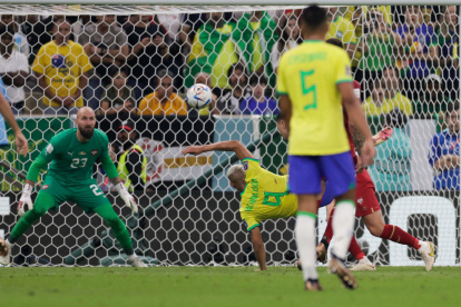 Richarlison, delantero brasileño, anota el gol de tijera ante Serbia.