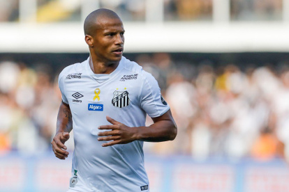 Carlos Sánchez, jugador del Santos, será sometidos a nuevos chequeos.