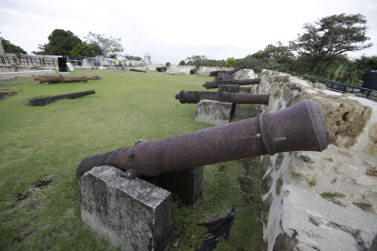 AME1929. COLÓN (PANAMÁ), 19/12/2022.- Fotografía del Fuerte San Lorenzo, el 14 de diciembre de 2022, en Colón (Panamá). Investigadores panameños buscan restos de los baluartes de una de las cuatro fases constructivas del Fuerte San Lorenzo, un sitio Patrimonio de la Humanidad desde 1980, que integró el sistema defensivo para el comercio trasatlántico de la Corona española, que tuvo en Panamá un punto neurálgico. Este es uno de los objetivos de un proyecto "multidisciplinario e interinstitucional" que indaga en los orígenes de la fortaleza, ejemplo de la arquitectura militar de los siglos XVII y XVIII, y del poblado de Chagres que existió en sus cercanías, explicó a EFE el investigador principal, el doctor Tomás Mendizábal. EFE/ Bienvenido Velasco