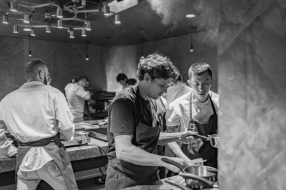 Acción. El chef chileno Rodolfo Guzmán, en una de sus recetas.